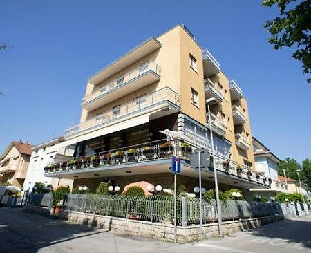 Hotel Luca Римини Экстерьер фото