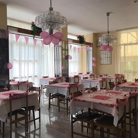 Hotel Luca Римини Экстерьер фото