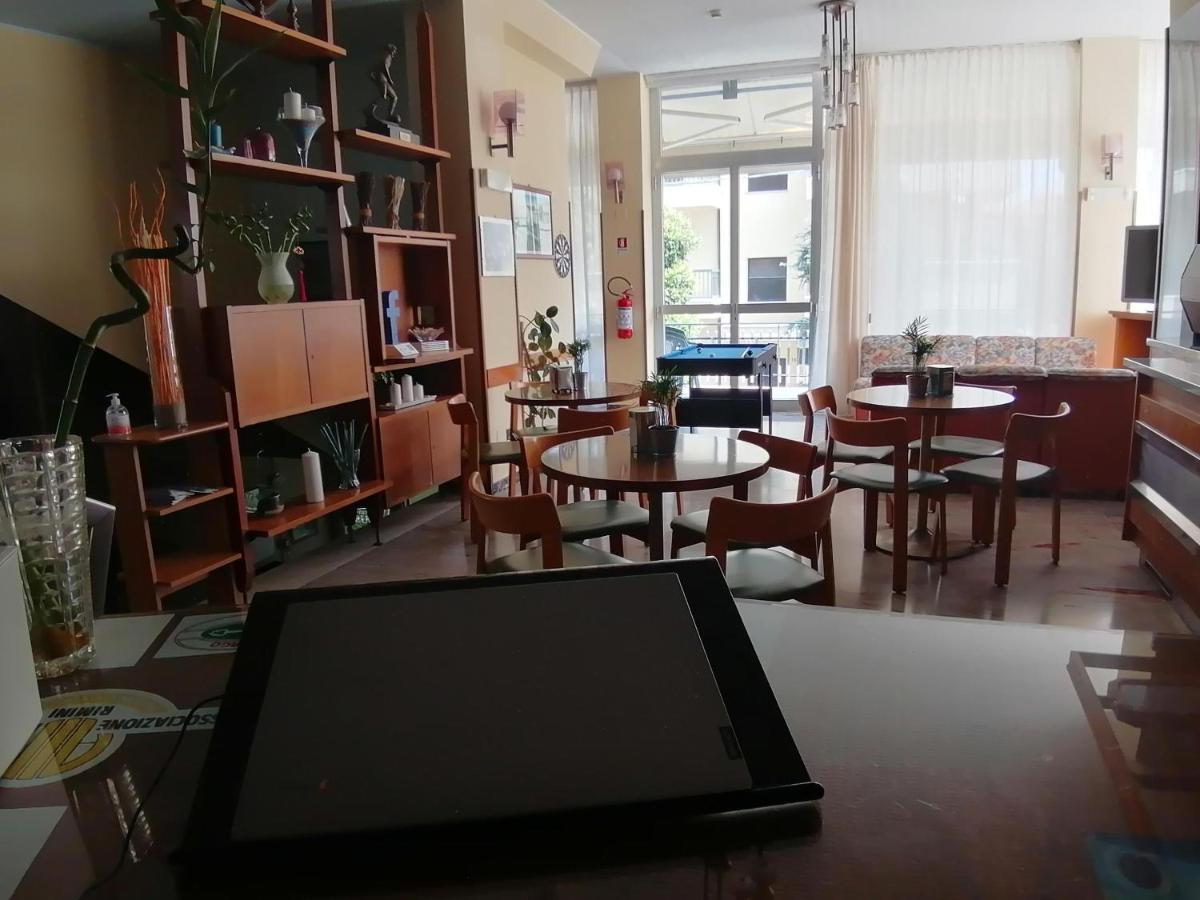 Hotel Luca Римини Экстерьер фото