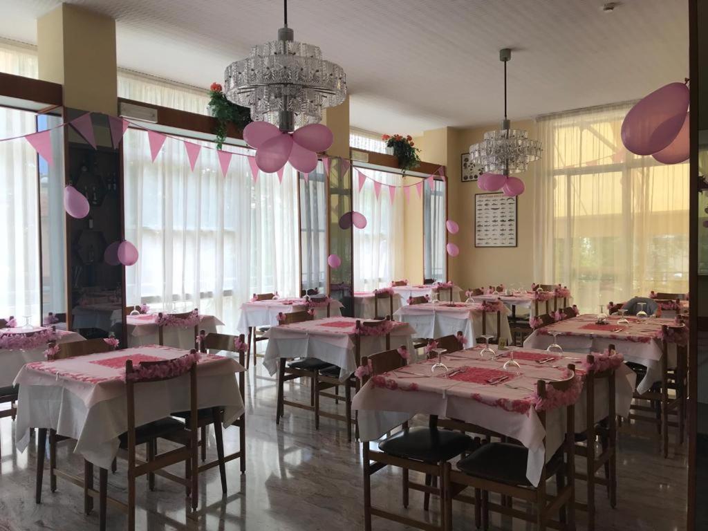 Hotel Luca Римини Экстерьер фото