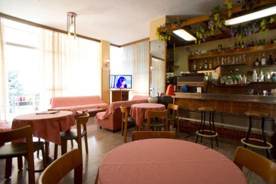 Hotel Luca Римини Экстерьер фото