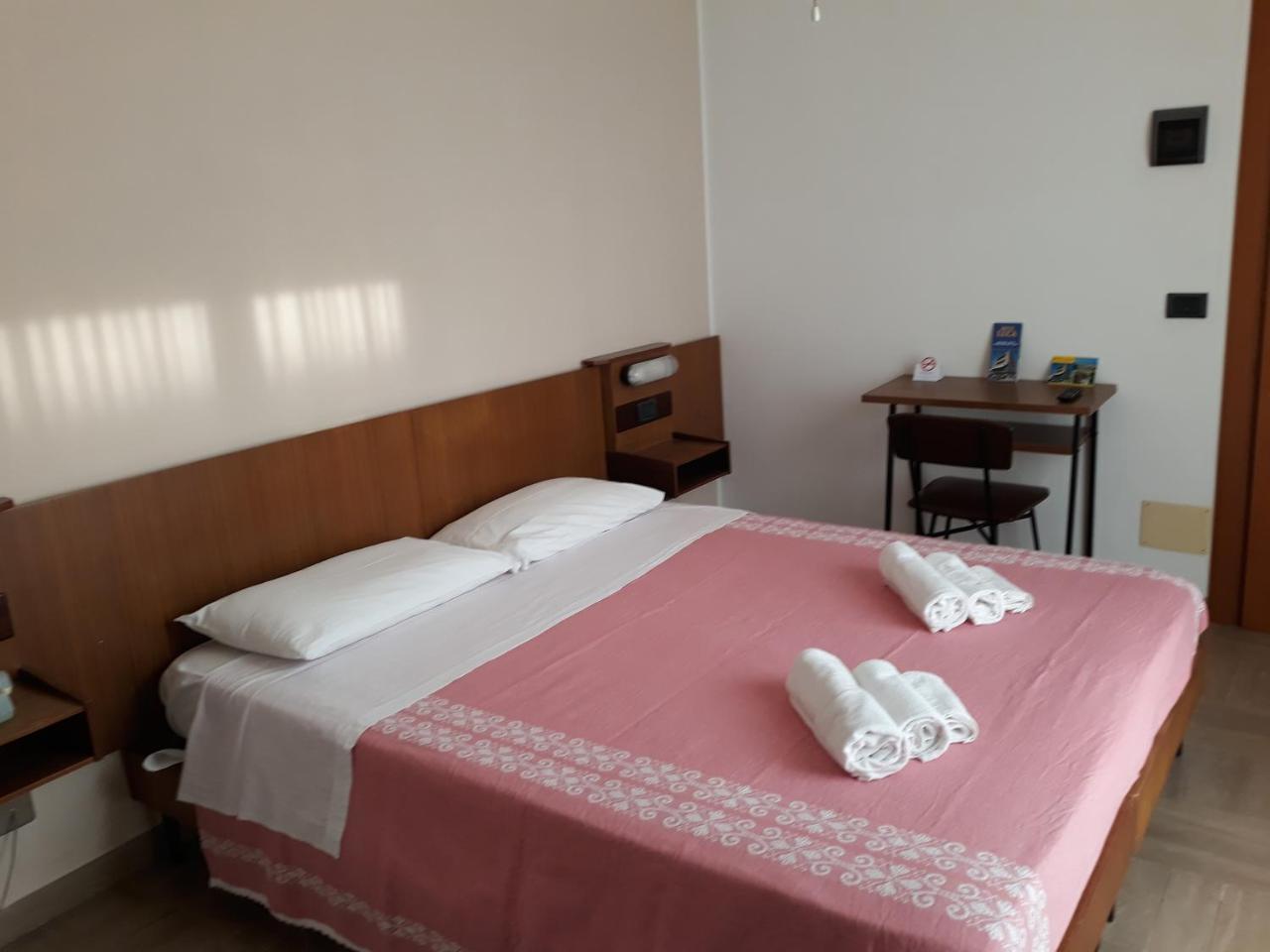 Hotel Luca Римини Экстерьер фото